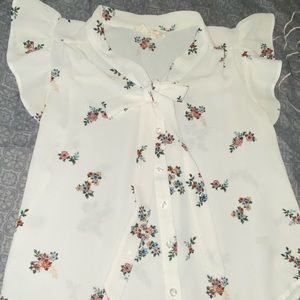 Sweet Wanderer Flowered Blouse